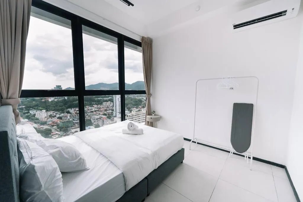 New Infinity Pool Seaview 3Bedrooms 2Carparks Jelutong Apartment