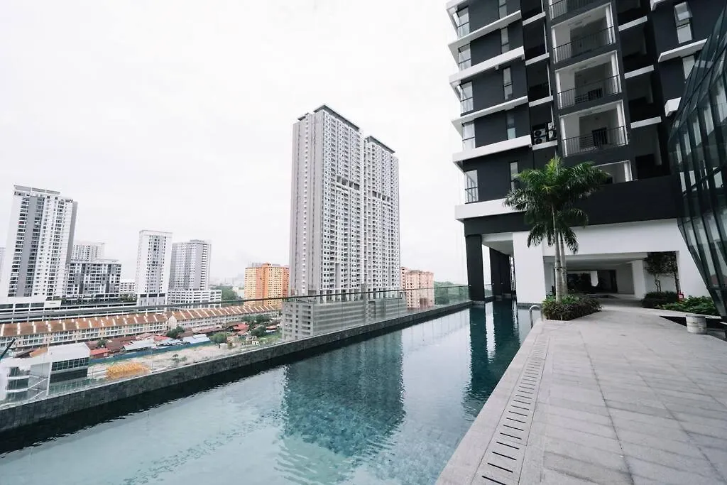 New Infinity Pool Seaview 3Bedrooms 2Carparks Jelutong